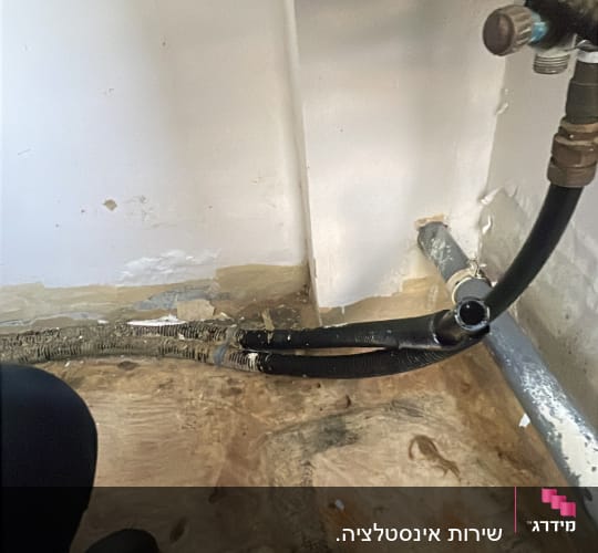 צינורות וחיבורים מתחת לכיור עם נזילה קלה